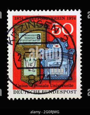 Un francobollo stampato in Germania mostra caselle postali svizzere e tedesche del XIX secolo, Unione postale universale, circa 1974 Foto Stock