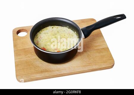 Pentola della zuppa di segale acida fatta di farina di segale e carne (solitamente salsiccia di maiale bollita o pezzi di salsiccia affumicata, pancetta o prosciutto) isolata su bianco. Foto Stock