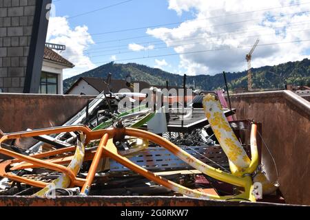 Il ferro SCAP in un grande contenitore metallico in un cantiere di raccolta dei rottami a Einsiedeln, Svizzera. Foto Stock