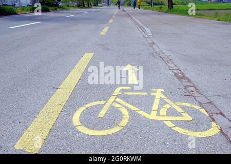 Pista ciclabile con contrassegno giallo sul terreno in Svizzera. Foto Stock