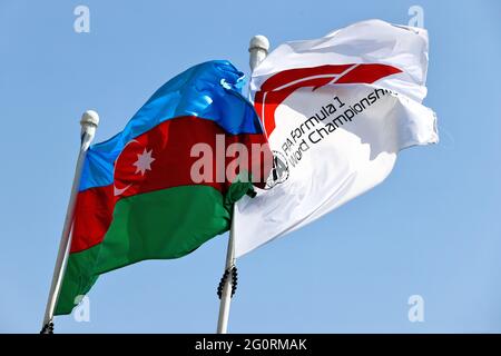 Circuito cittadino di Baku, Azerbaigian. 3 Giugno 2021. Bandiere Azerbaigian e F1. Gran Premio di Azerbaigian, giovedì 3 giugno 2021. Circuito cittadino di Baku, Azerbaigian. Credit: James Moy/Alamy Live News Foto Stock