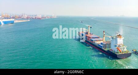 Vista aerea delle navi da carico in mare vengono trasportate container al porto. Import export and shipping business logistica e trasporto di Intern Foto Stock