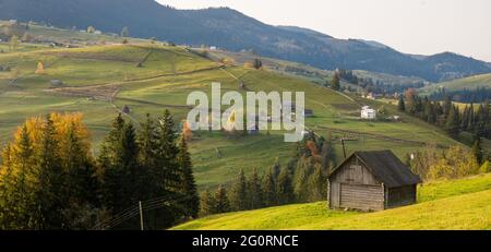 Paesaggio autunnale in montagna. Carpazi, Ucraina Foto Stock