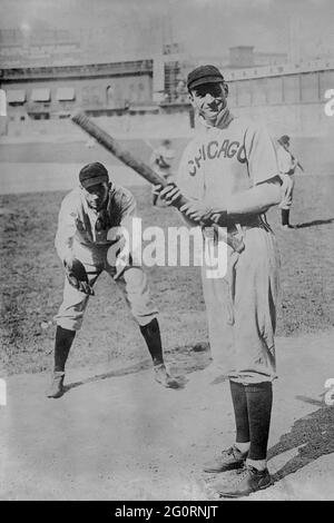 Arther Solly Hofman battendo, e Jack Pfiester, un lanciatore che gioca catcher, Chicago Cubs 1907. Foto Stock