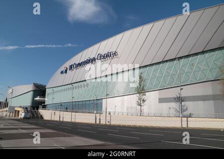 Vista laterale sul fiume Mersey del BT Conference Center nel 2011 (ora M&S Bank Arena), Kings Dock, Liverpool Waterfront, Inghilterra. Foto Stock