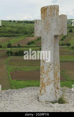 Una croce di pietra al complesso del monastero di Orheiul Vechi in Moldavia Foto Stock