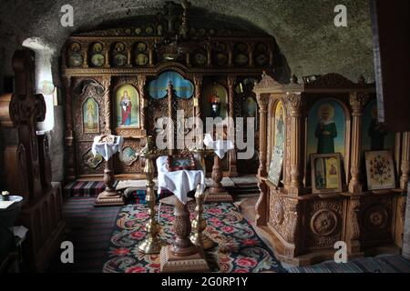 Una cappella grotta nel complesso del monastero di Orheiul Vechi in Moldavia Foto Stock