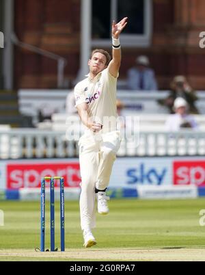 England's Stuart Broad Bowling durante il secondo giorno del primo incontro LV= Insurance Test a Lord's, Londra. Data immagine: Giovedì 3 giugno 2021. Foto Stock