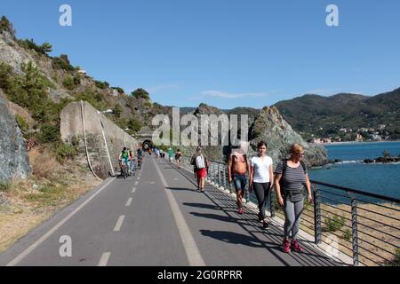 BONASSOLA, ITALIA - 06 settembre 2019: Monterosso, Italia - 2019 agosto: I turisti camminano lungo il famoso 'percorso degli amanti' vicino a levanto in cinque terre del parco nazionale Foto Stock