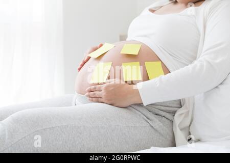 Scegliere e annunciare il nome di un bambino durante la gravidanza Foto Stock