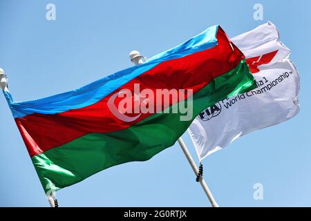 Baku, Azerbaigian. 03 giugno 2021. Circuito atmosfera - Azerbaigian e F1 bandiere. 03.06.2021. Campionato del mondo Formula 1, Rd 6, Gran Premio di Azerbaigian, circuito di Baku Street, Azerbaigian, Giorno di preparazione. Il credito fotografico dovrebbe essere: XPB/immagini dell'associazione stampa. Credit: XPB Images Ltd/Alamy Live News Foto Stock