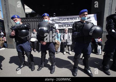 KIEV, UCRAINA - 3 GIUGNO 2021 - la polizia di Riot è in guardia durante un'azione di protesta contro la vendita di terra al di fuori della Corte costituzionale, Kiev, capita Foto Stock