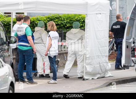 Celle, Germania. 03 giugno 2021. Il personale della polizia forense si trova presso la Corte di distretto di celle. Nei locali della corte distrettuale un uomo ha sparato una donna e poi se stesso. I colpi sono stati sparati vicino all'entrata. Credit: Julian Stratenschulte/dpa/Alamy Live News Foto Stock