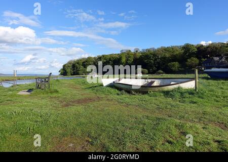 Barche sul litorale dell'estuario del fiume Coran, Laugharne, Carmarthenshshire, Galles Foto Stock