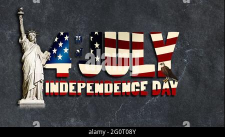 Illustrazione 3D - testo sotto forma di bandiera americana sventolante - 4 luglio Independence Day - sullo sfondo di marmo vintage e grugnoso con lo statu Foto Stock