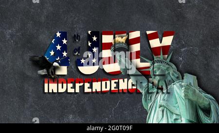 Illustrazione 3D - testo sotto forma di bandiera americana sventolante - 4 luglio Independence Day - sullo sfondo di marmo vintage e grugnoso con lo statu Foto Stock