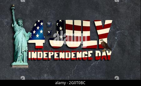 Illustrazione 3D - testo sotto forma di bandiera americana sventolante - 4 luglio Independence Day - sullo sfondo di marmo vintage e grugnoso con lo statu Foto Stock