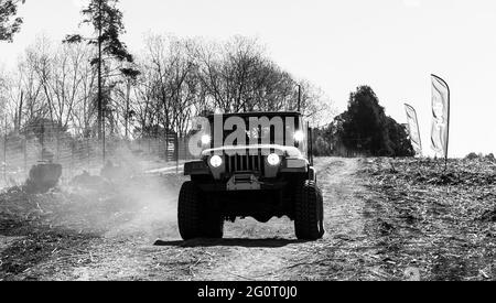 H, SUDAFRICA - 06 gennaio 2021: Harrismith, Sudafrica - 02 2015 ottobre: Addestramento del driver 4x4 al Camp Jeep nel Drakensberg Foto Stock