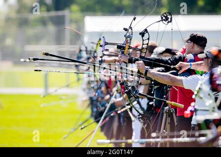 Berlino, Germania. 03 giugno 2021. Tiro con l'arco: Coppa Germania, turno di qualificazione, Olympiapark Berlino. Gli sparatutto sparano con l'arco composto. Credit: Christoph Soeder/dpa/Alamy Live News Foto Stock