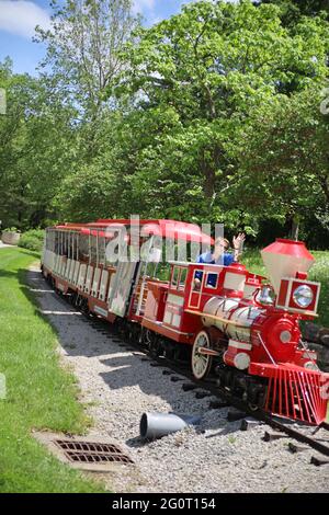 KANSAS CITY, Missouri, STATI UNITI - 29 maggio 2021: Alcuni motociclisti si divertono in treno in una bella giornata di sole allo Zoo di Kansas City. Tutti a bordo! Foto Stock