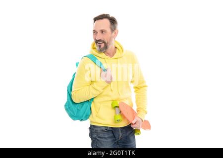 bel hipster uomo maturo in felpa con zaino e penny bordo isolato su bianco, longboard. Foto Stock