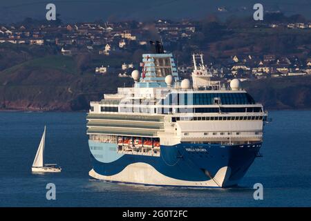 La nave da crociera Marella Explorer di TUI si trova in un mare calmo al largo della costa di Torquay, Devon. Foto Stock