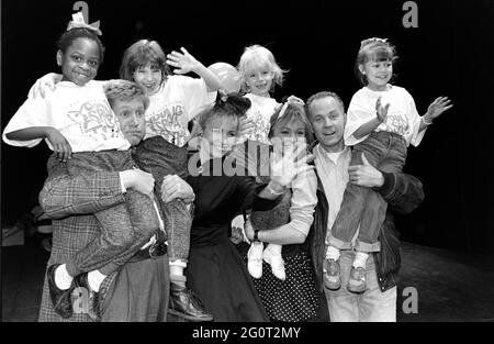 16.11.1987 relatori televisivi, Mike Smith, Sarah Greene, Michela Strachan e Michael Cashman con bambini del Teatro Nazionale della Musica Giovanile Foto Stock