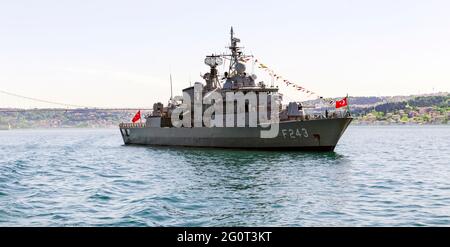 Istanbul, Turchia 19 maggio 2021: TCG Yildirim Frigate con il numero del pennant f-243 all'ingresso del Bosforo, Istanbul, alla Giornata della Gioventù e dello Sport. Foto Stock