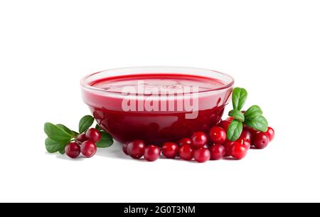 Salsa di lingonberry selvatica fresca fatta in casa in una piccola ciotola di vetro isolata su sfondo bianco. Foto Stock