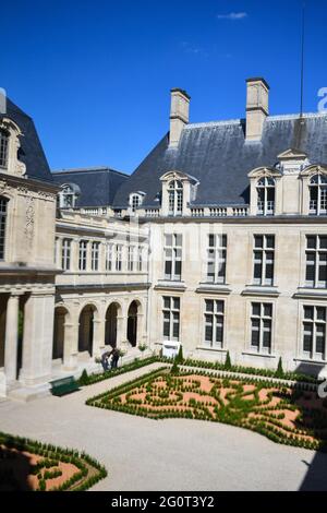 Parigi, Francia. 1 giugno 2021, una vista esterna del Musee Carnavalet il 1 giugno 2021 a Parigi, Francia. Dal maggio 29, dopo più di quattro anni di importanti lavori di ristrutturazione, i visitatori potranno apprezzare ancora una volta lo storico Museo Carnavalet. E 'venuto poco dopo la prevista riapertura dei luoghi culturali della Francia, chiuso da ottobre a causa delle restrizioni Covid-19. Il Museo Carnavalet - Storia di Parigi, il più antico museo dedicato alla città, si trova all'interno di due residenze private nel cuore della zona di Marais. Molte delle sue facciate del 16 ° secolo sono state restaurate, in particolare quelle della Cour des Foto Stock