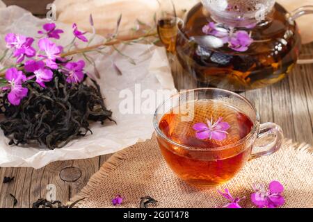 Tè alle erbe fatto da fireweed conosciuto come sally fiorente in teiera e tazza. Foto Stock