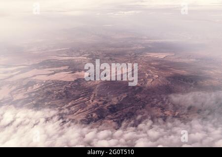 Vista aerea del deserto dell'Arizona. Nuvole sulle montagne vicino a San Carlos, San Carlos Apache riserva indiana, Gila County, AZ, Stati Uniti. Foto Stock