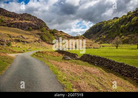 La strada per Watendlath Tarn attraverso la valle di Watendlath nel Lake District, Inghilterra Foto Stock