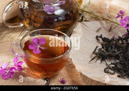 Tè alle erbe fatto da fireweed conosciuto come sally fiorente in teiera e tazza. Foto Stock