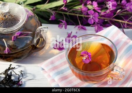 Tè alle erbe fatto da fireweed conosciuto come sally fiorente in teiera e tazza. Foto Stock