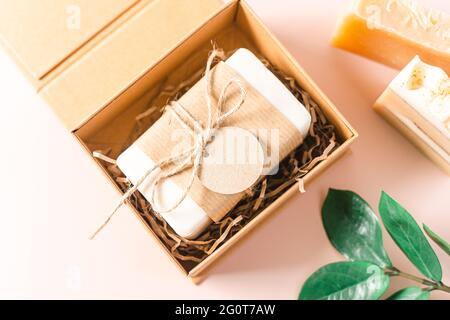 Sapone naturale in confezione regalo con etichetta mockup vuota Foto Stock