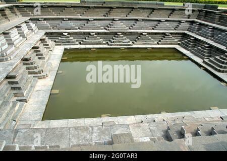 Laghetto storico con gradini di pietra di concio di Hampi (Vijayanagar), Karnataka, India, Asia Foto Stock