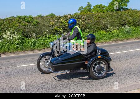 Un cane che corre in un sidecar di una moto. 2016 Royal Enfield Bullet EFI 499cc moto side-car con passeggero e cane domestico. lungo il tragitto per il classico spettacolo ciclistico di maggio della Capesthorne Hall, Cheshire, Regno Unito Foto Stock