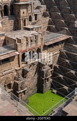 Il Chand Baori-un passo costruito dal re Chanda nel villaggio di Abhaneri, Rajasthan nel 9 ° secolo. Si compone di 3,500 gradini ed è profondo 13 piani Foto Stock