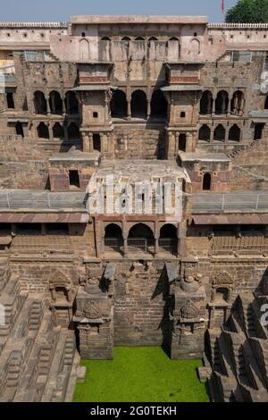 Il Chand Baori-un passo costruito dal re Chanda nel villaggio di Abhaneri, Rajasthan nel 9 ° secolo. Si compone di 3,500 gradini ed è profondo 13 piani Foto Stock