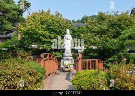 Statua in pietra di Avalokiteśvara al tempio Bongeunsa nel quartiere di Gangnam, Seoul. Corea del Sud Foto Stock