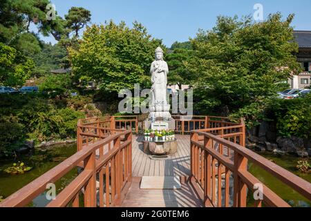 Statua in pietra di Avalokiteśvara al tempio Bongeunsa nel quartiere di Gangnam, Seoul. Corea del Sud Foto Stock