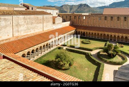 Vista dall'alto del Giardino del Chiostro Benedettino accanto alla Cattedrale di Monreale, provincia di Palermo, Sicilia, Italia Foto Stock