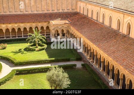 Vista dall'alto del Giardino del Chiostro Benedettino accanto alla Cattedrale di Monreale, provincia di Palermo, Sicilia, Italia Foto Stock