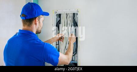 cablaggio elettrico dell'abitazione - elettricista che lavora con i cavi nella scatola di giunzione. spazio di copia per striscioni Foto Stock