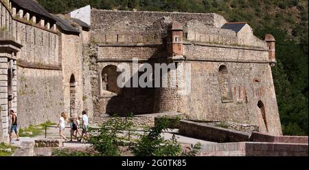 FRANCIA. PIRENEI ORIENTALI (66) CONFLENT REGIONE. VILLEFRANCHE-DE-CONFLENT VILLAGGIO È UNO DEI 14 SITI DAL LAVORO DI VAUBAN PER LA CLASSIFICA MONDIALE A U Foto Stock