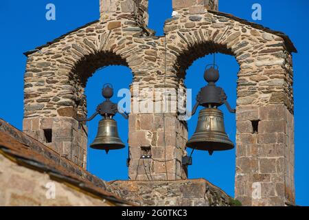 FRANCIA. PIRENEI ORIENTALI (66) CERDAGNE REGIONE. CHIESA DI LLO VILLAGGIO Foto Stock