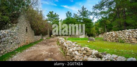 Rovine di Olympos (Olympus) Antica Cİty. Spiaggia Cirali. Antalya, Turchia. Viaggi e turismo di fondo. Foto Stock