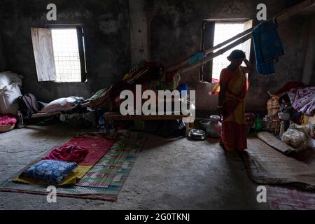 Il super ciclone ‘Yaas’ colpisce le zone costiere del Bengala Occidentale e di Odisha. Le persone del Sud 24 Parganas e del Nord 24 Parganas sono pesantemente colpiti come argini fiume hanno rotto e diversi villaggi allagati. Kolkata, Bengala Occidentale, India. Foto Stock