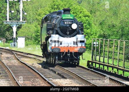 Una locomotiva standard di classe 4 MT alla stazione di Sheffield Park sulla linea ferroviaria Bluebell. Foto Stock